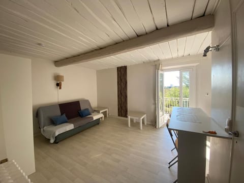 Studio 2 personnes vue marais salant parking et terrasse proche commodité Apartment in La Londe-les-Maures