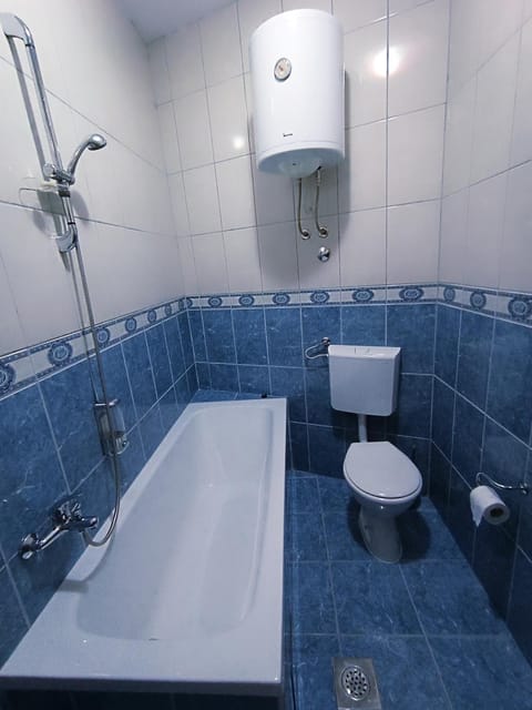 Shower, Toilet, Bathroom, Bath, bidet, towels