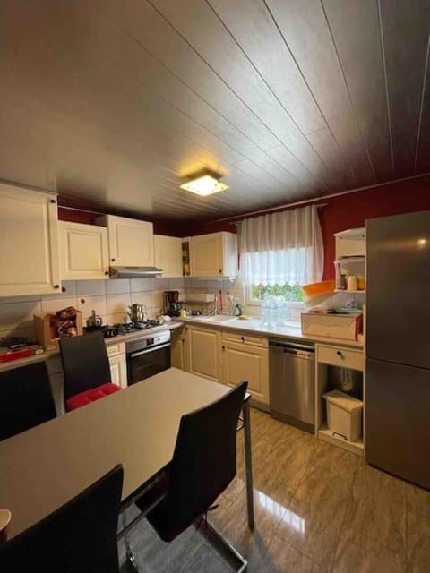 Kitchen or kitchenette, Dining area, dishwasher, minibar, stove