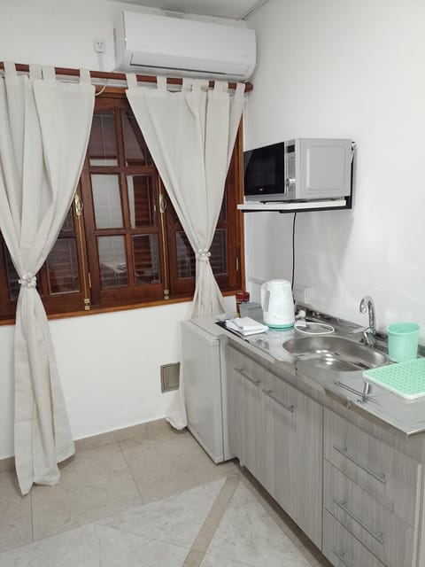 Kitchen or kitchenette, minibar, stove