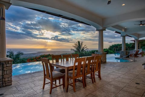 Luxury Kona Mansion - Infinity Pool & Epic Views Chalet in Holualoa