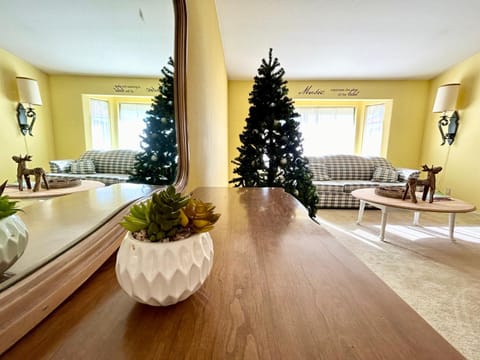Private festive room with desk in the Country Pensão in Hemet