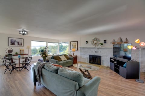 Relaxing Poulsbo Duplex with Liberty Bay Views! Casa in Poulsbo