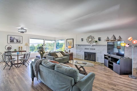Relaxing Poulsbo Duplex with Liberty Bay Views! Casa in Poulsbo