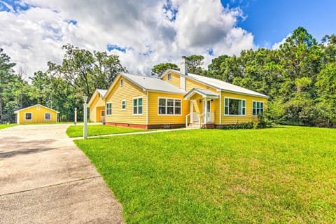 Charming Home 2 Mi to Dtwn DeFuniak Springs! House in South Walton County