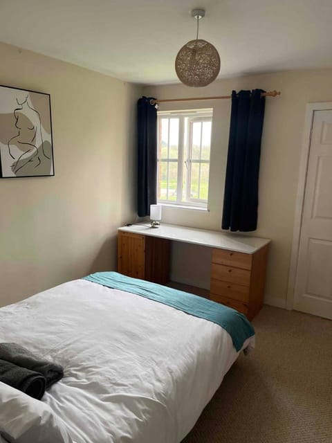 At the Top of Tansy Rise, 3 BR Flat Apartment in Newcastle-under-Lyme