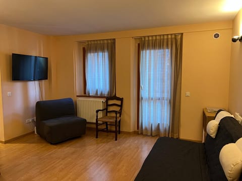 Luxury Apartment Llops HUT-7760 , 5 pax Condo in Soldeu