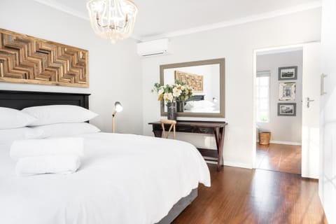 Bed, Photo of the whole room, Bedroom, air conditioner