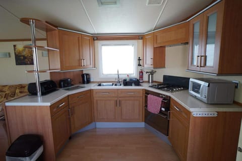 Kitchen or kitchenette, microwave, minibar, oven, pet friendly, storage, stove, toaster