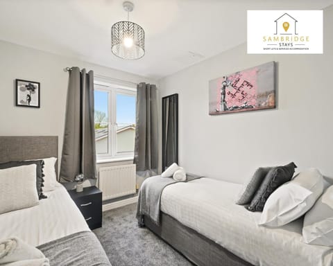 Beautiful 2 Bedroom Seviced Apt in Aylesbury By Sambridge Stays Short Lets & Serviced Accommodation Apartment in Aylesbury