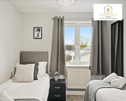 Beautiful 2 Bedroom Seviced Apt in Aylesbury By Sambridge Stays Short Lets & Serviced Accommodation Apartment in Aylesbury