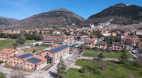 Property building, Nearby landmark, Day, Neighbourhood, Natural landscape, Bird's eye view, City view, Mountain view, Street view, Location