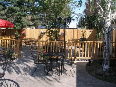 Patio, Restaurant/places to eat, Balcony/Terrace, Food and drinks