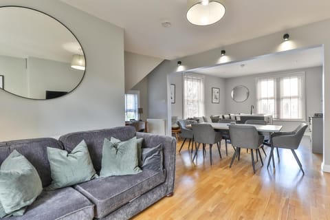 Stylish and Spacious 3 Bed Apartment with Parking by Ark SA Apartment in Sheffield