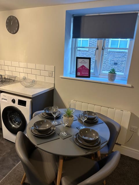 Maple House - 2 bedroom house with free parking in town by ShortStays4U Apartment in Kings Lynn