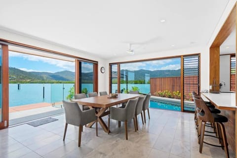 14 The Cove - Waterfront Whitsunday Home House in Airlie Beach