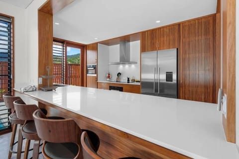 14 The Cove - Waterfront Whitsunday Home House in Airlie Beach