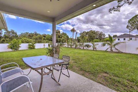 Palm Bay Home with Fenced Yard and Covered Patio! Casa in Palm Bay