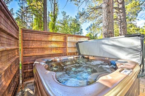 Serene Flagstaff Getaway with Deck and Fire Pit! Casa in Flagstaff