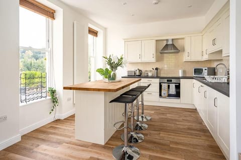 Spacious 2 Bedroom House With Stunning Views Haus in Bath
