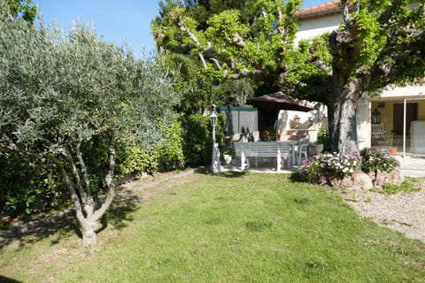 Appartement avec véranda donnant sur le jardin Apartment in Le Pontet