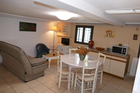 Appartement avec véranda donnant sur le jardin Condo in Le Pontet