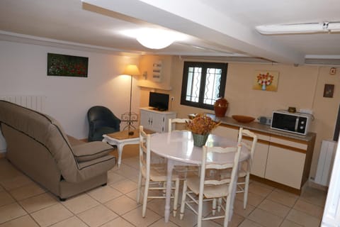 Appartement avec véranda donnant sur le jardin Apartment in Le Pontet