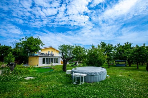 Garden, Hot Tub