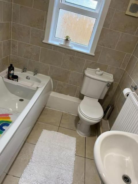 The White House - Cheerful 3 Bedroom home in Wigan - Ince - sleeps 7 - parking - Work space - Great motorway links House in Wigan