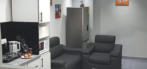 Kitchen or kitchenette, Seating area, minibar