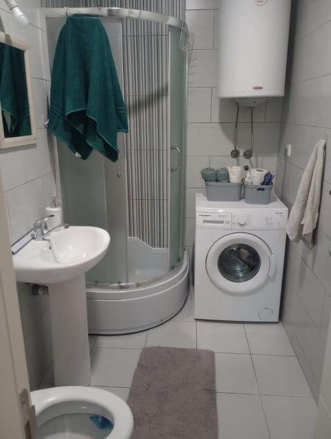 Shower, Toilet, Bathroom, towels, washing machine