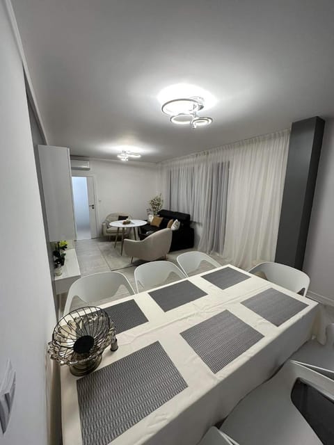 Bed, Living room, Photo of the whole room, Seating area, Dining area, Bedroom