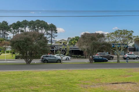 Hosts on the Coast Laze Away on Cook House in Auckland Region