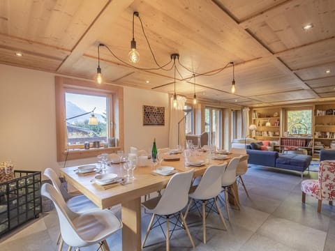 Superbe chalet avec grand jardin, 5 chambres, parking et WiFi - FR-1-343-177 Chalet in Chamonix