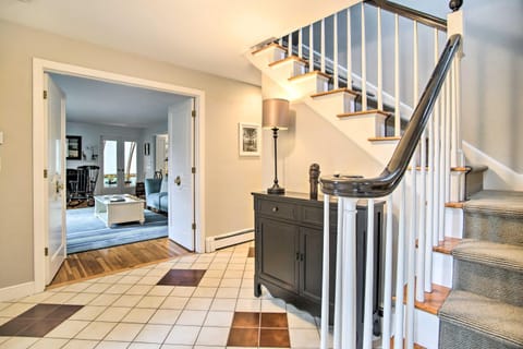 Falmouth Retreat with Deck and Grill, Walk to Beaches! Haus in Woods Hole