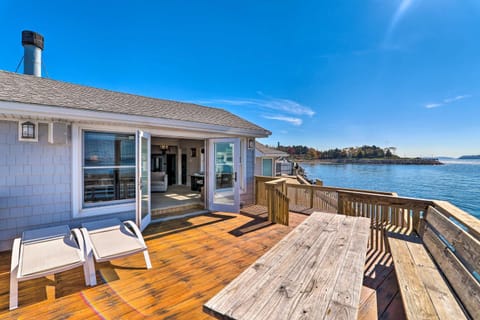 Waterfront Retreat with Deck about 7 Mi to Boston! House in Winthrop
