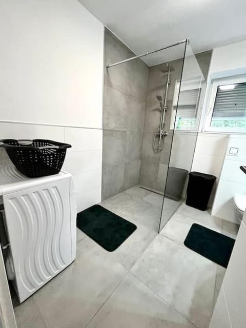 Shower, Bathroom, towels