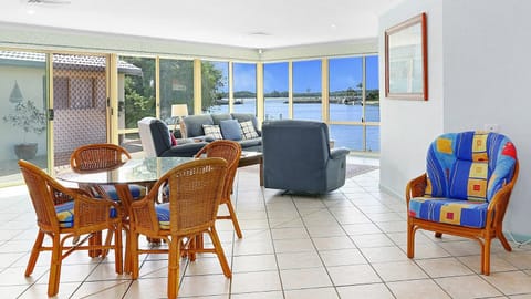 Blue Mariner, 16 Mariners Way House in Yamba