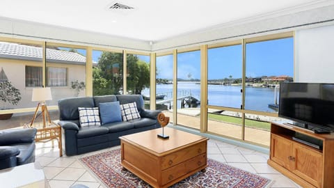 Blue Mariner, 16 Mariners Way House in Yamba