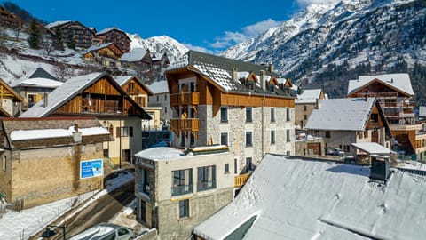 Property building, Day, Neighbourhood, Natural landscape, Winter, Mountain view