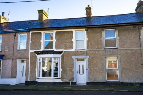 Newly-renovated, mid-terrace cottage in Porthmadog House in Porthmadog