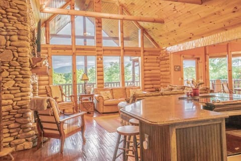 Smoke Rise Lodge · Lake Front, Luxury Cabin, Hot Tub, House in Douglas Lake