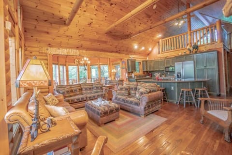 Smoke Rise Lodge · Lake Front, Luxury Cabin, Hot Tub, House in Douglas Lake