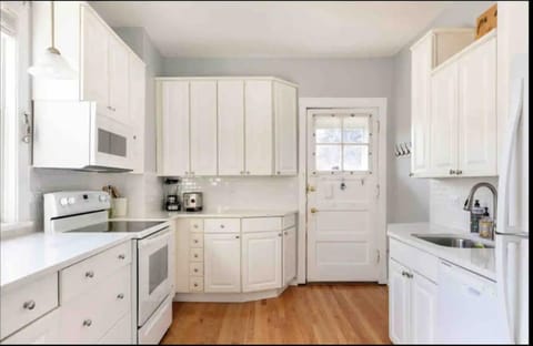 Lovely Family Friendly Home- Free Parking Copropriété in Evanston