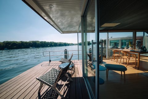 Balcony/Terrace, Seating area, Dining area, Lake view, River view