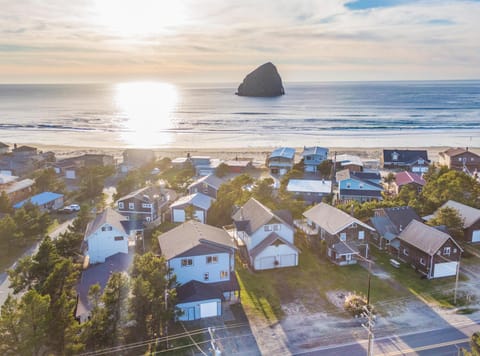 Santosha House in Pacific City