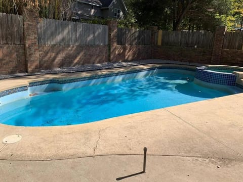 Large Southern Home with Swimming Pool, 5 king bed House in Cordova