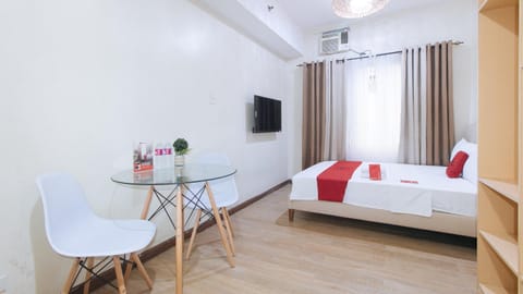 Bed, Photo of the whole room, Seating area, Dining area, Bedroom, air conditioner