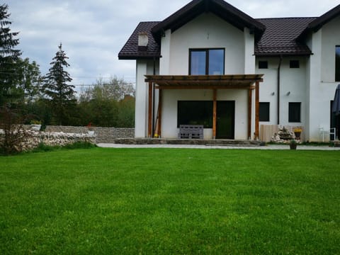 Casa din vale House in Brașov County