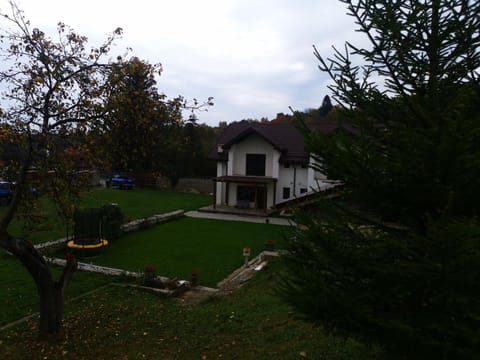 Casa din vale House in Brașov County